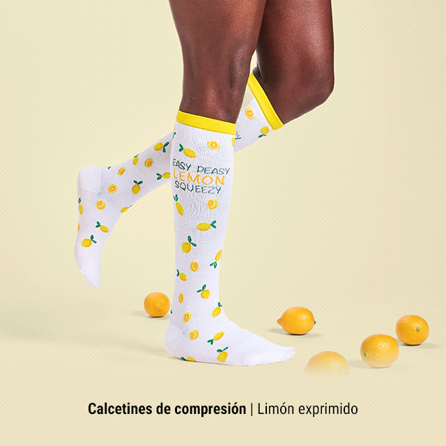 Calcetines de compresión | Limón exprimido. Mujer con los calcetines de compresión Lemon Squeezy en color blanco.